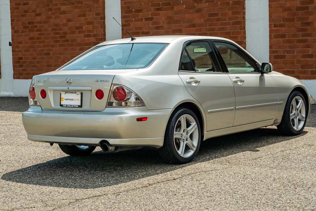 2002 Lexus IS 1st Gen - Image 11 of 31
