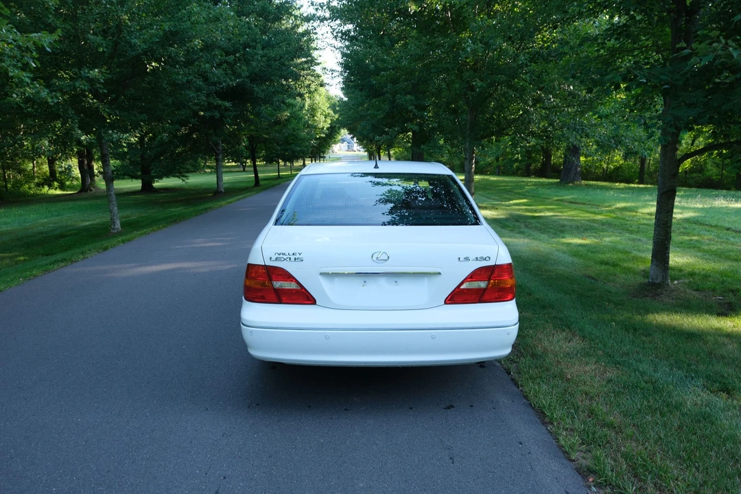 2003 Lexus LS 3rd Gen - Image 9 of 31