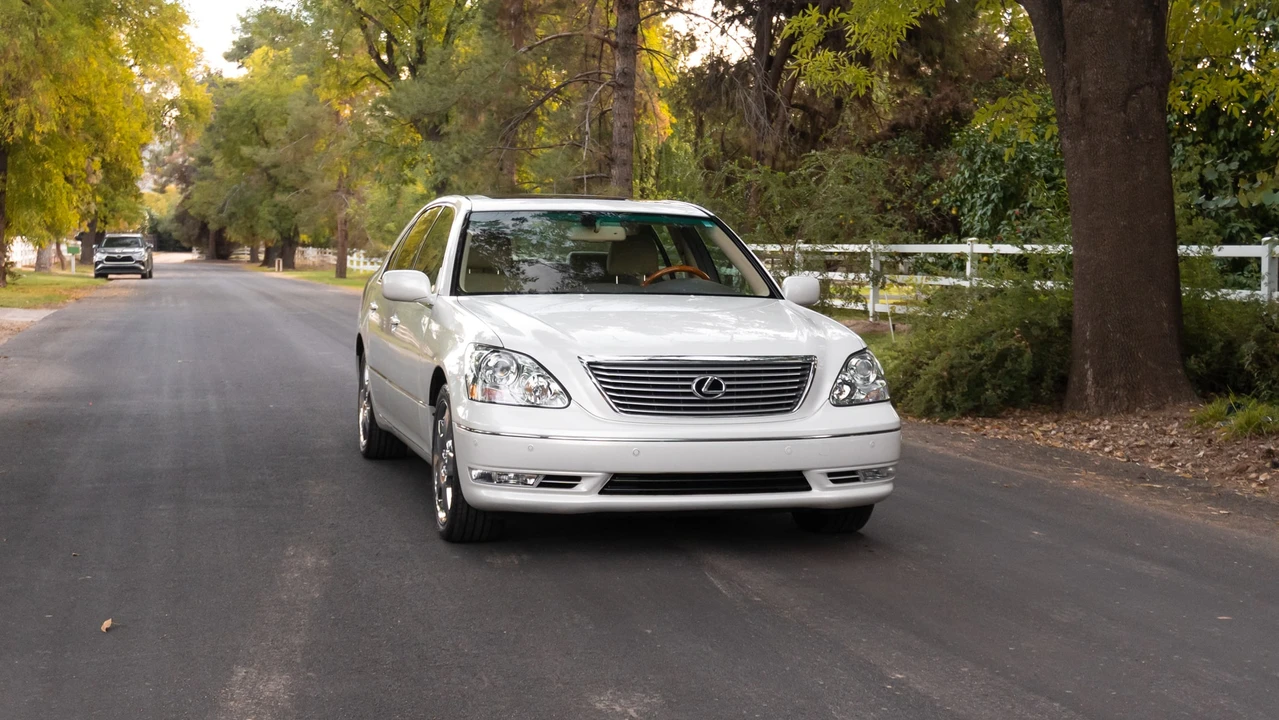 2004 Lexus LS 3rd Gen - Image 5 of 31