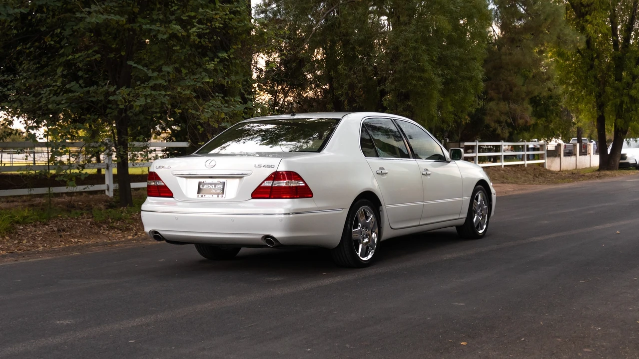 2004 Lexus LS 3rd Gen - Image 25 of 31