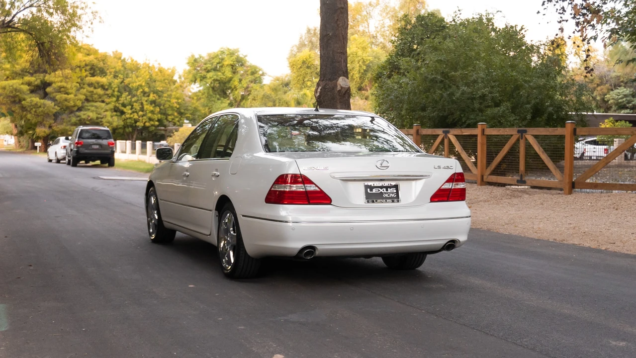 2004 Lexus LS 3rd Gen - Image 19 of 31