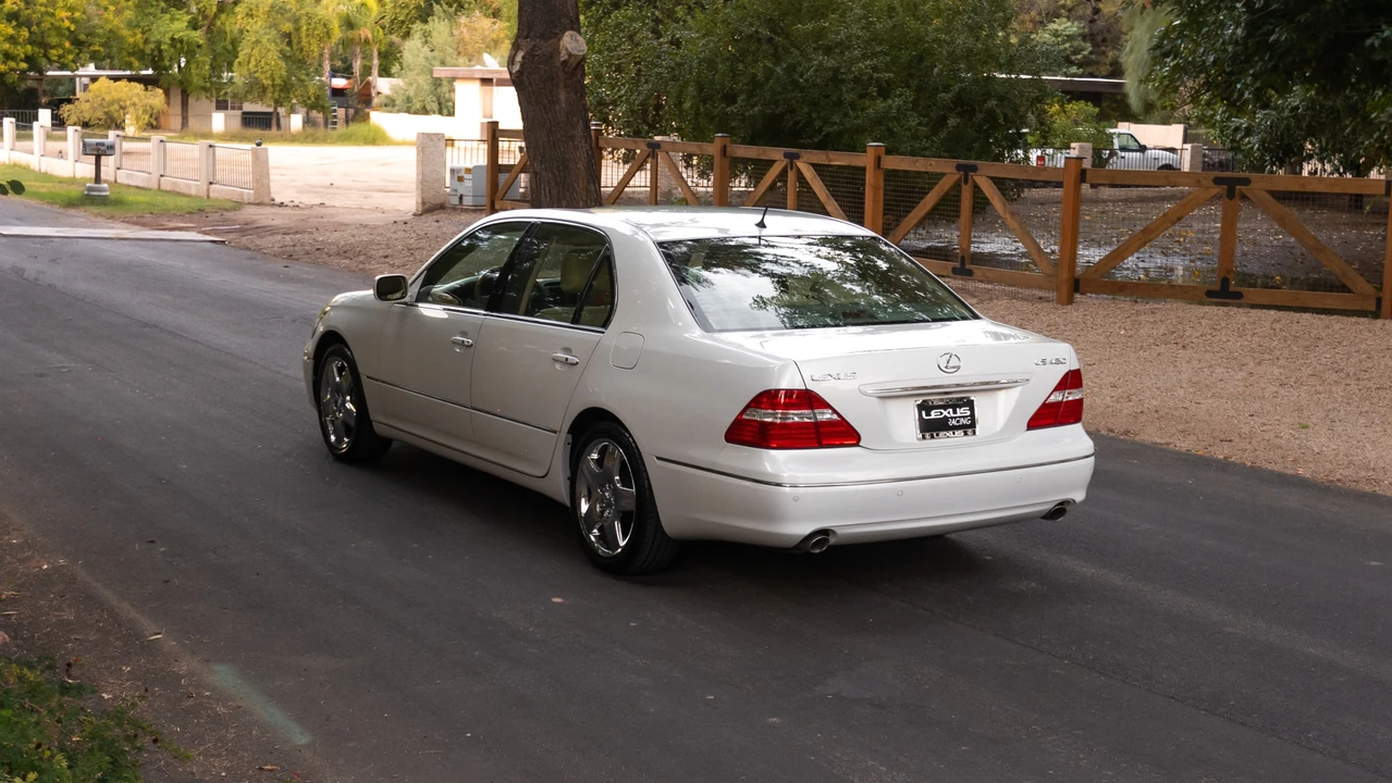 2004 Lexus LS 3rd Gen - Image 18 of 31