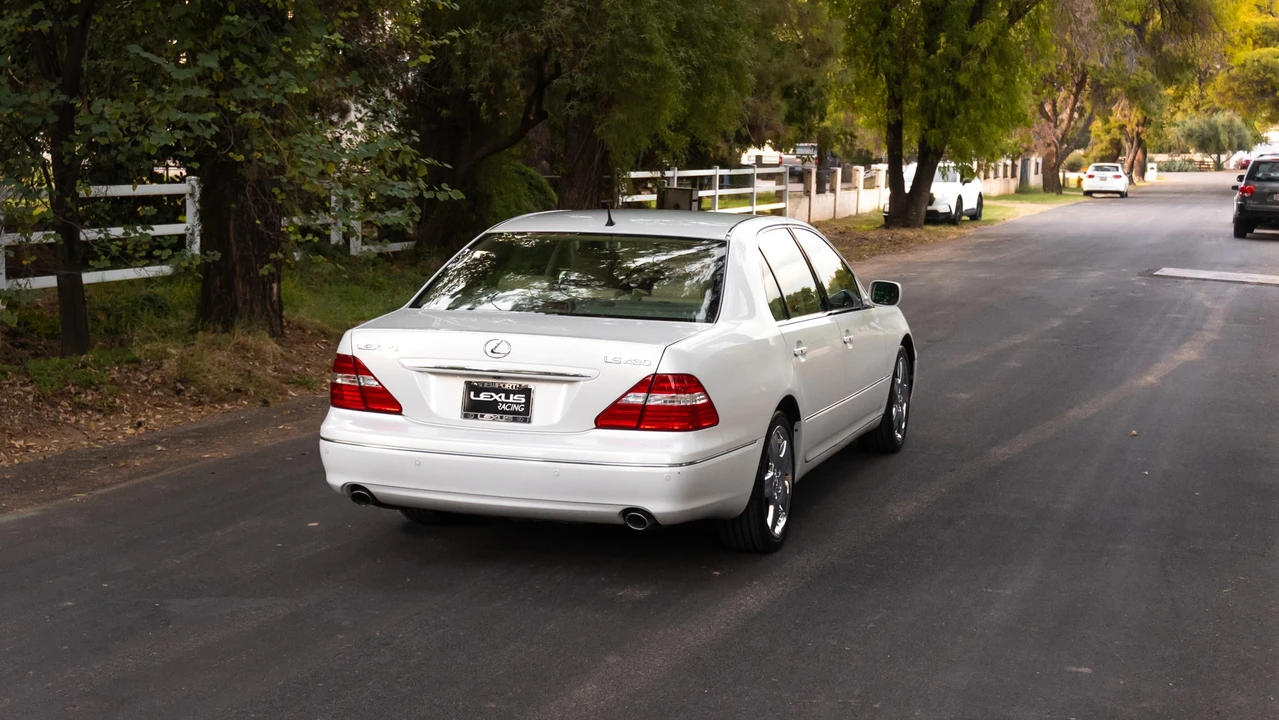 2004 Lexus LS 3rd Gen - Image 23 of 31