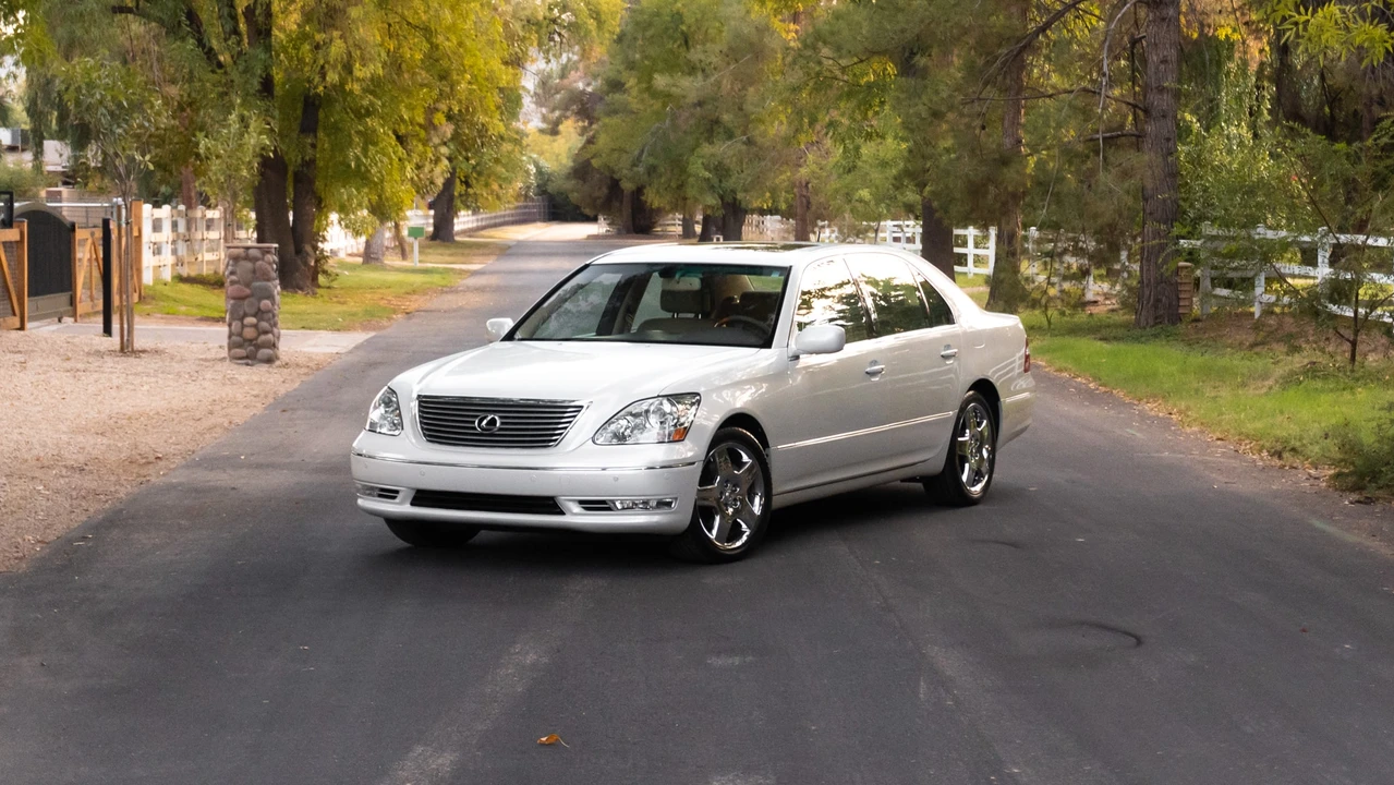 2004 Lexus LS 3rd Gen - Image 16 of 31