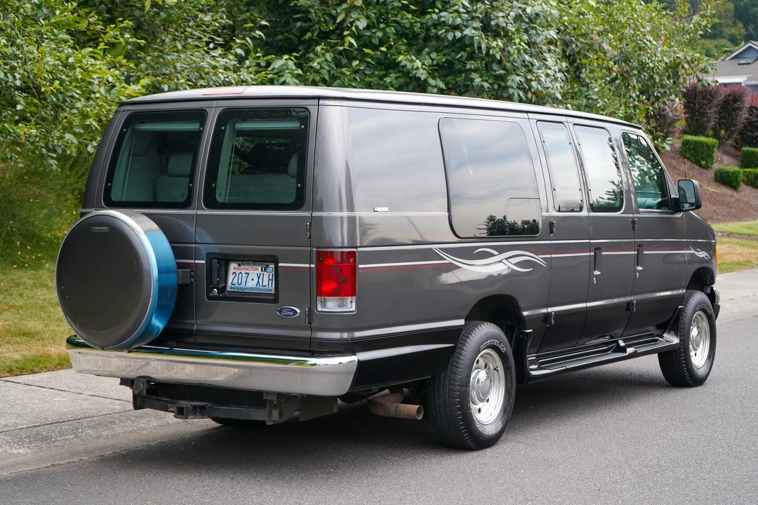 2006 Ford Econoline Van - Image 10 of 31