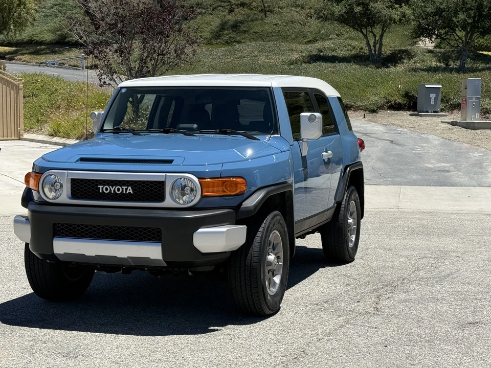 2013 Toyota FJ Cruiser - Image 2 of 31