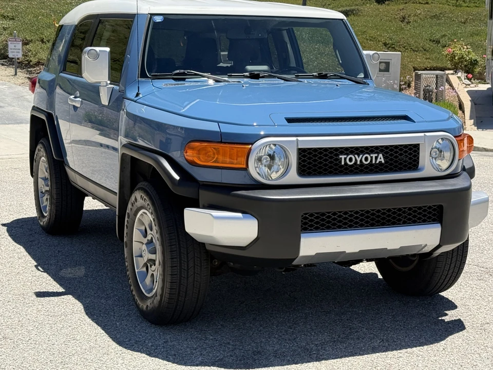 2013 Toyota FJ Cruiser - Image 24 of 31