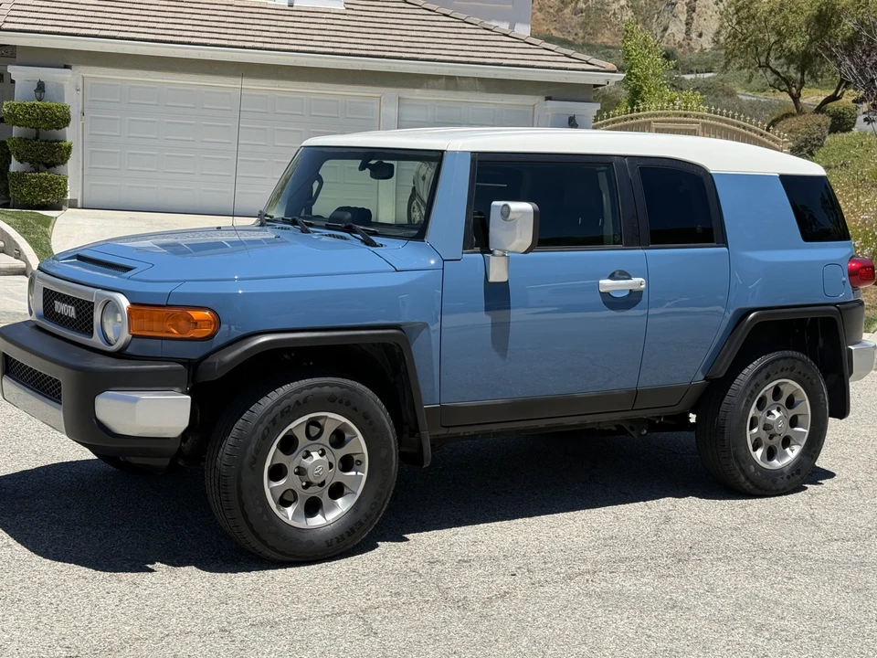 2013 Toyota FJ Cruiser - Image 9 of 31