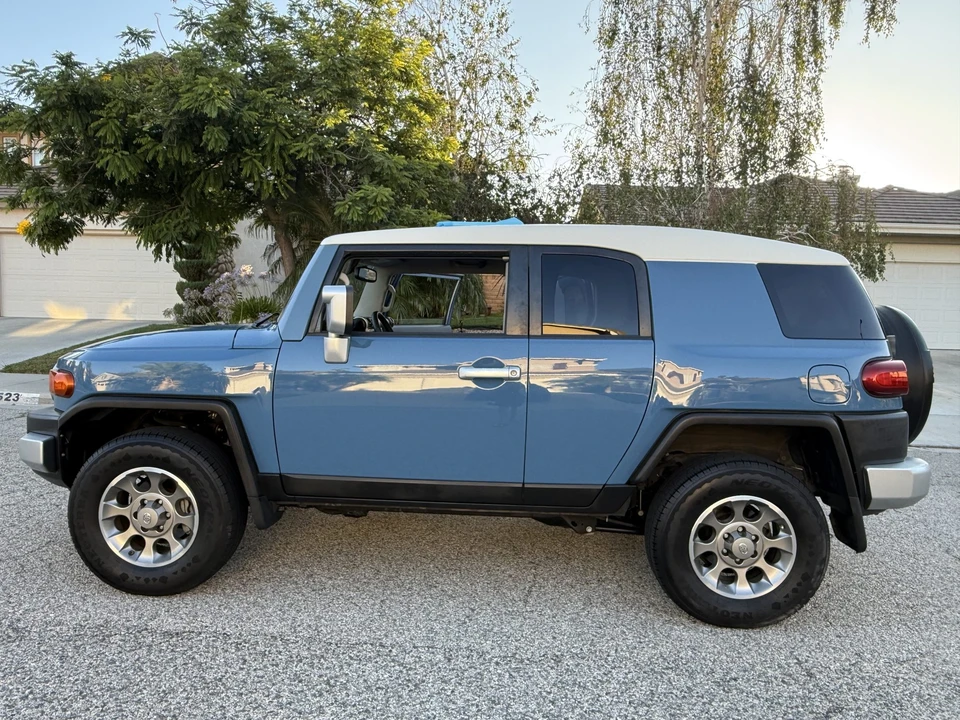 2013 Toyota FJ Cruiser - Image 12 of 31