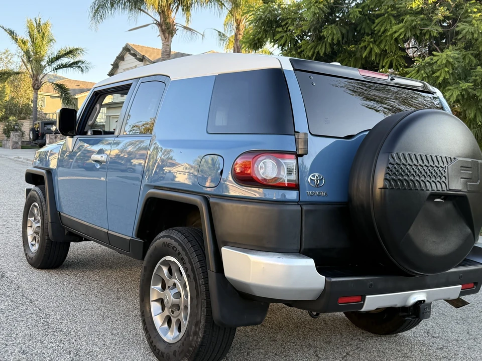 2013 Toyota FJ Cruiser - Image 14 of 31