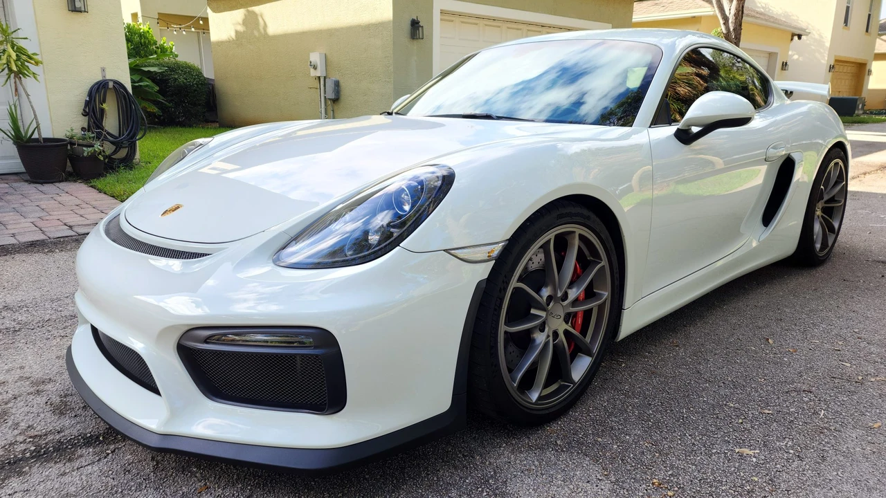 2016 Porsche 981 Cayman GT4 - Image 2 of 31