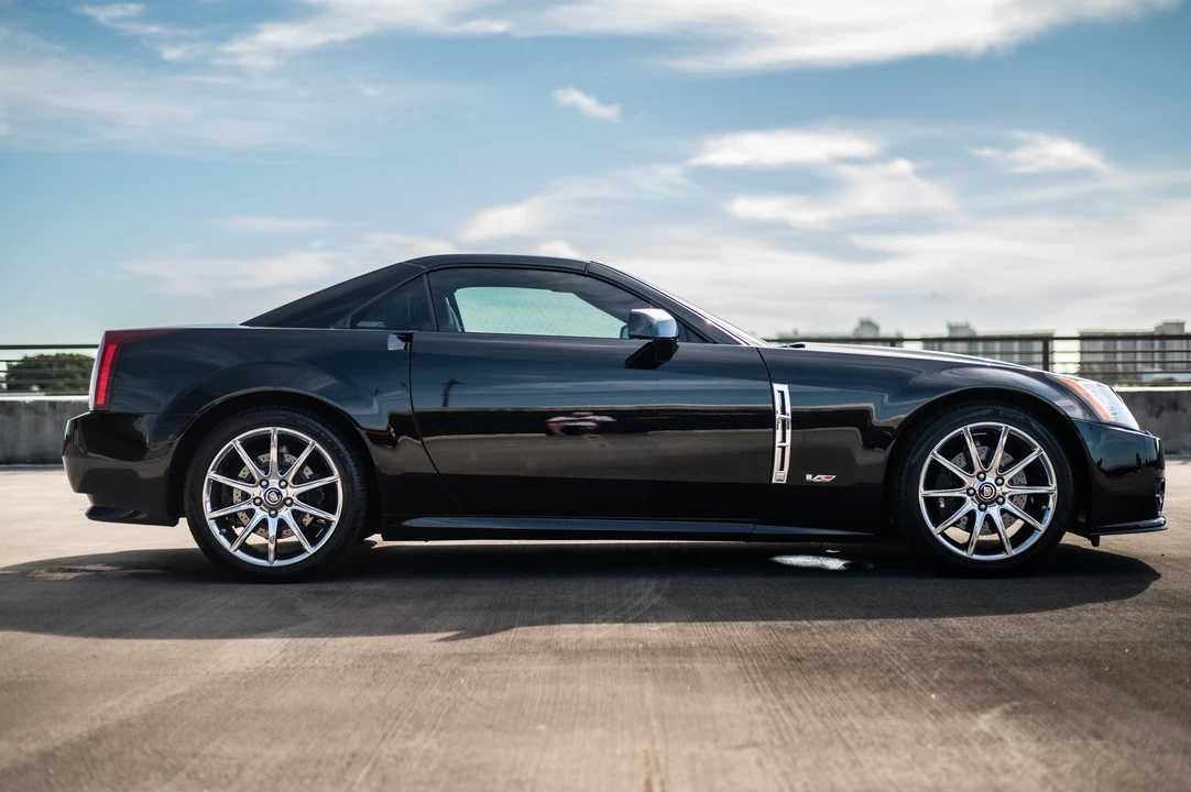 2009 Cadillac XLR-V - Image 15 of 31