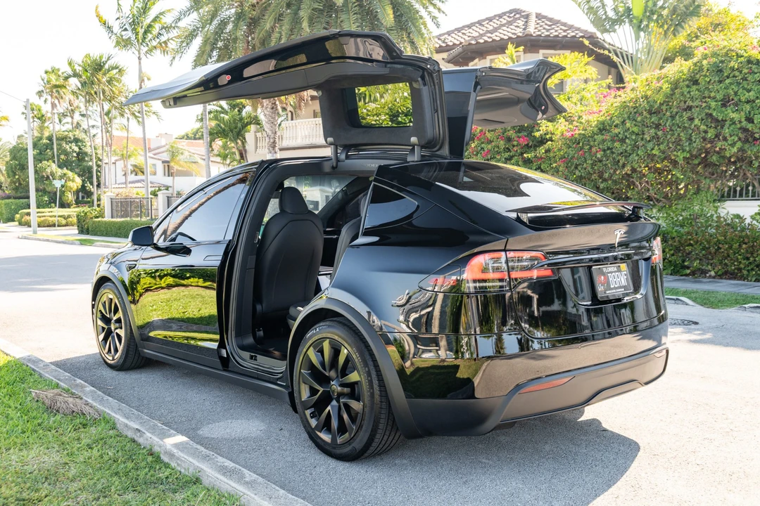 2023 Tesla Model X - Image 17 of 31