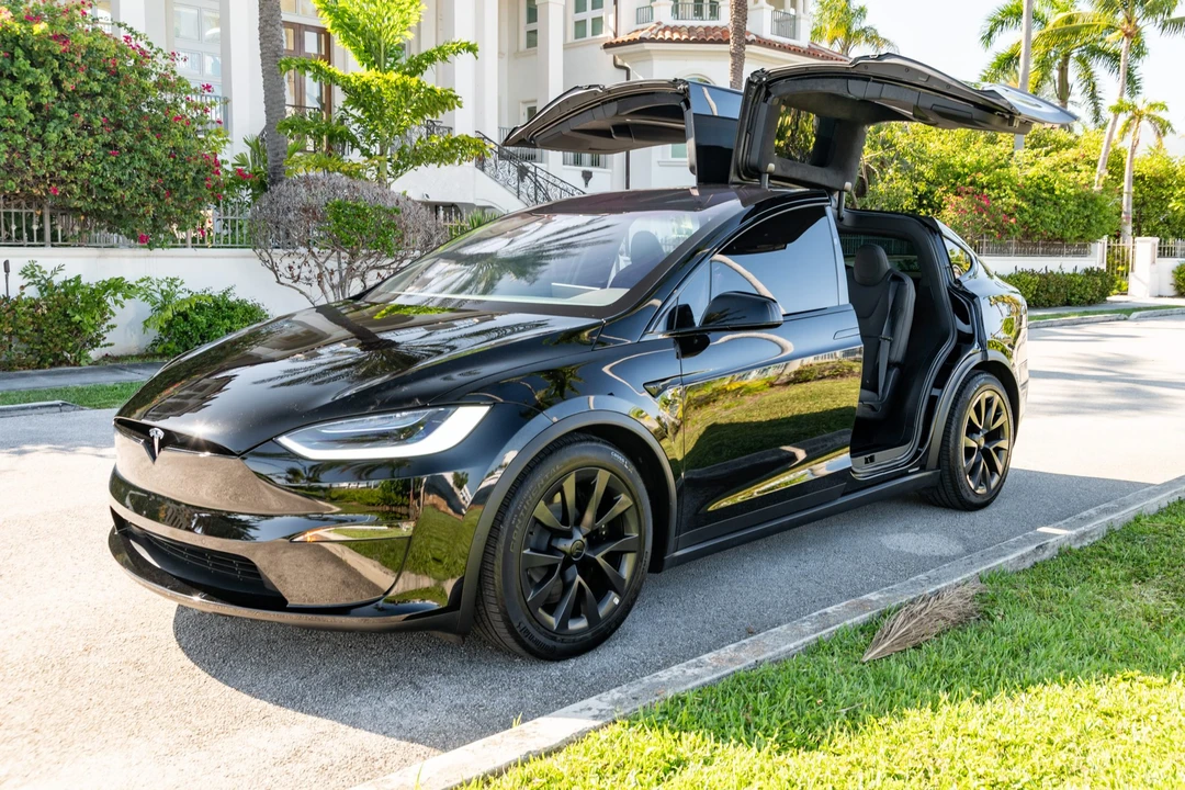 2023 Tesla Model X - Image 15 of 31