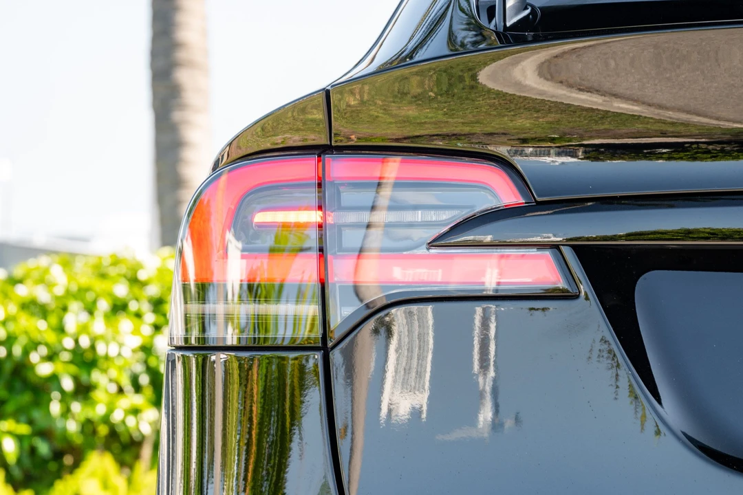 2023 Tesla Model X - Image 27 of 31