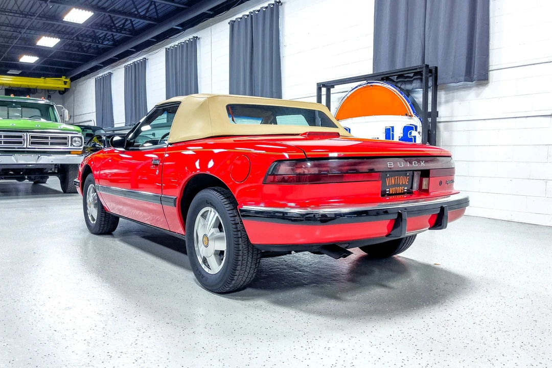 1990 Buick Reatta - Image 25 of 31