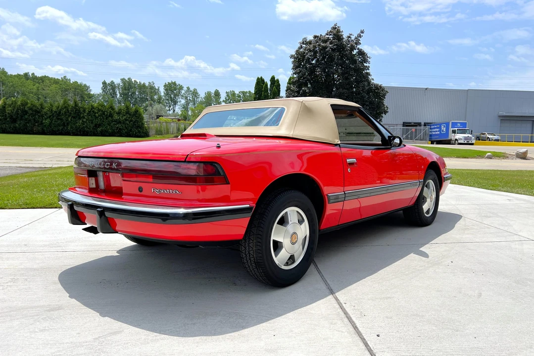 1990 Buick Reatta - Image 28 of 31