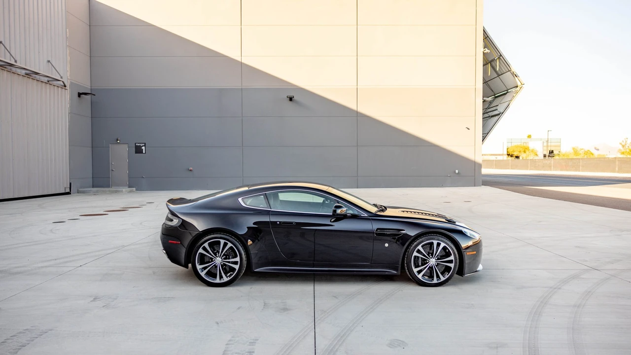 2011 Aston Martin V12 Vantage (2010-2018) - Image 9 of 31
