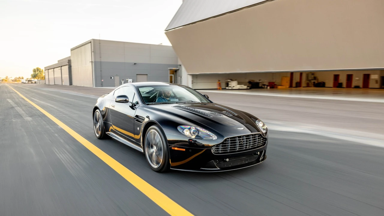 2011 Aston Martin V12 Vantage (2010-2018) - Image 27 of 31