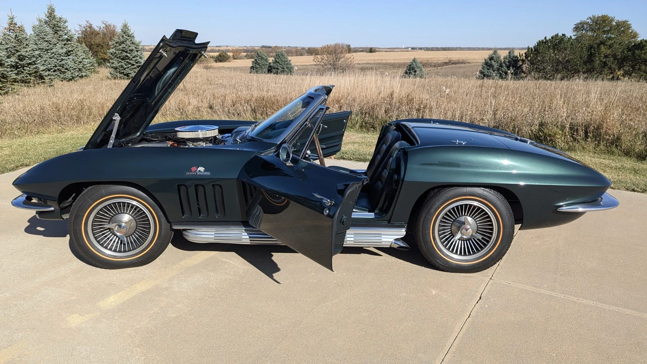 1965 Chevrolet Corvette C2 - Image 24 of 31