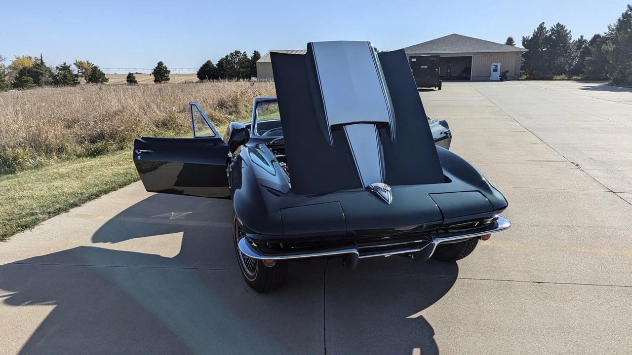1965 Chevrolet Corvette C2 - Image 28 of 31