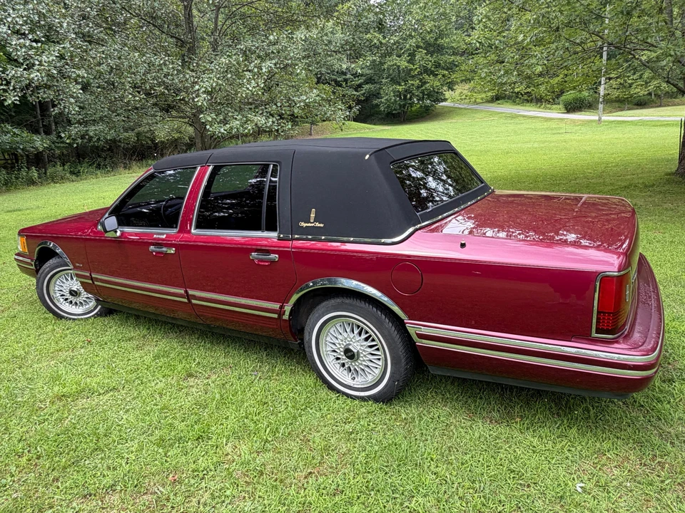 1993 Lincoln Town Car - Image 8 of 31