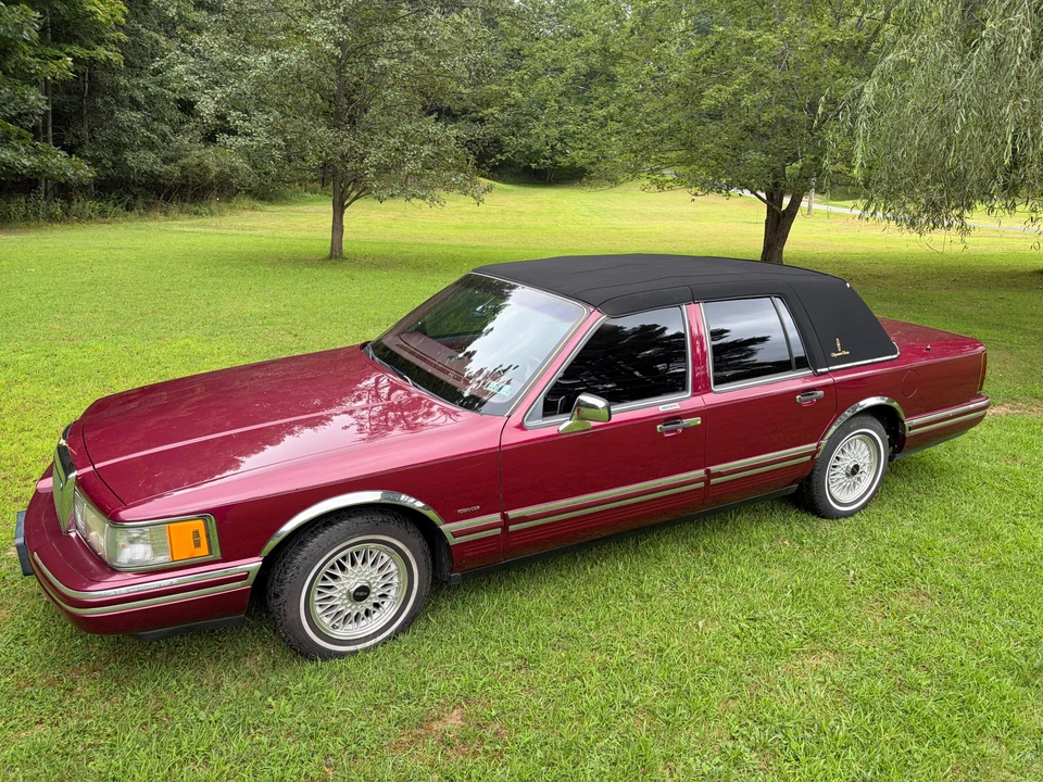 1993 Lincoln Town Car - Image 10 of 31