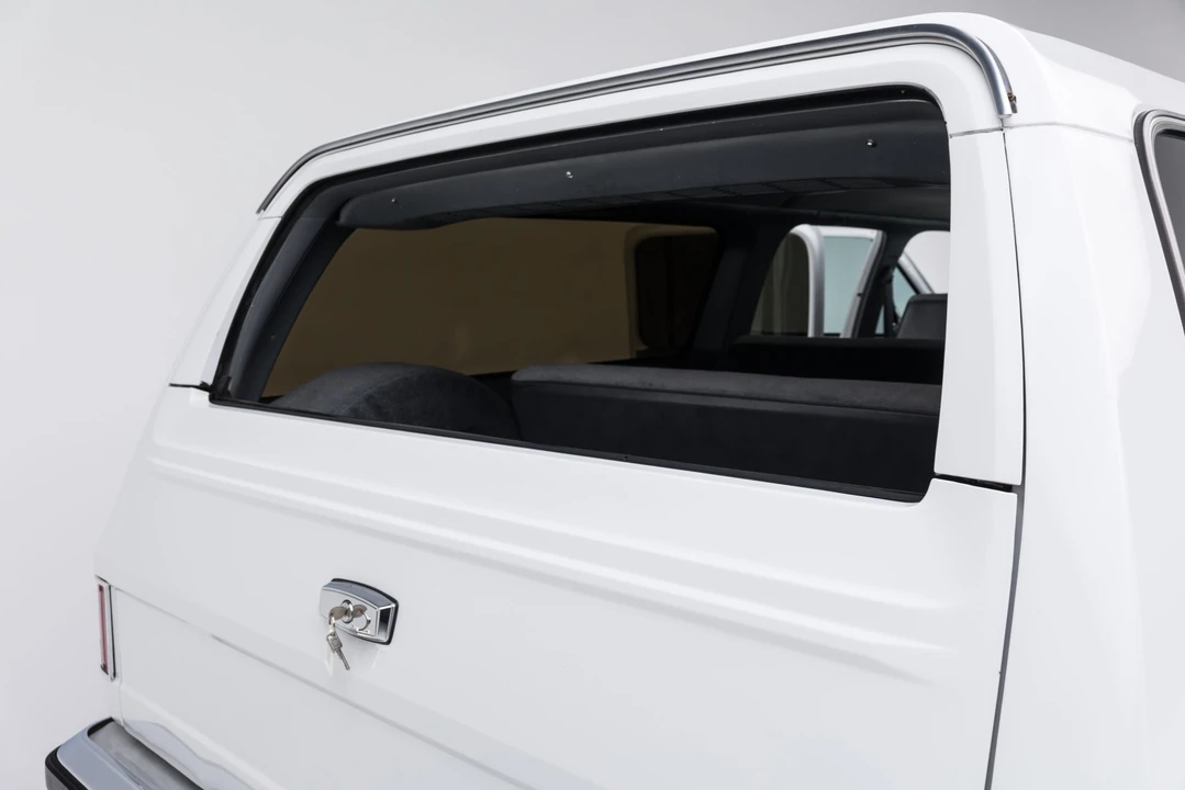 1985 GMC Suburban 7th Gen - Image 26 of 31