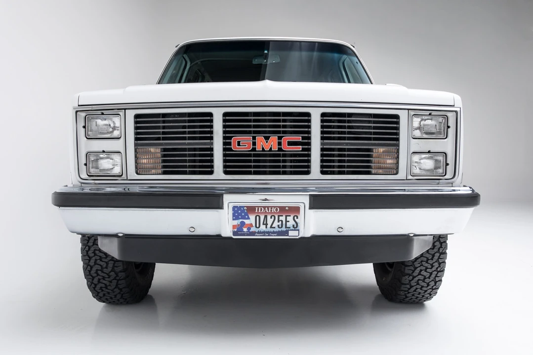 1985 GMC Suburban 7th Gen - Image 14 of 31
