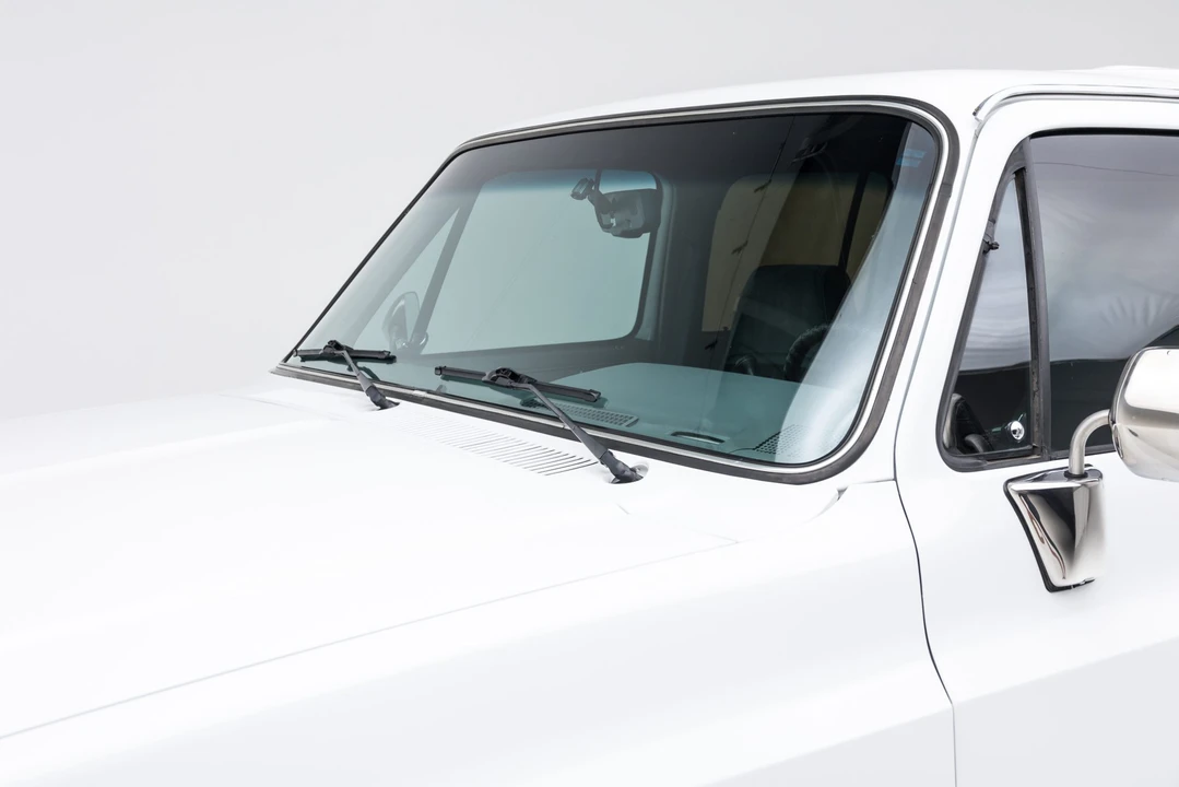 1985 GMC Suburban 7th Gen - Image 17 of 31