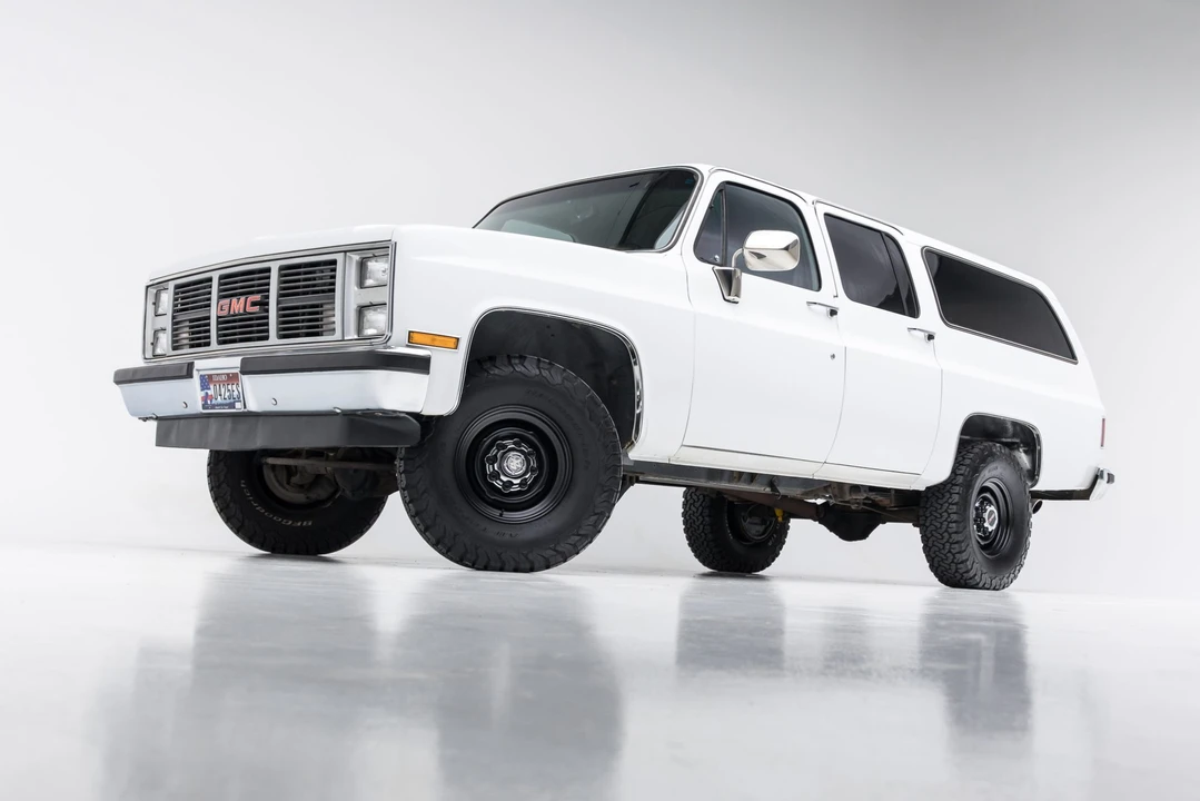 1985 GMC Suburban 7th Gen - Image 2 of 31