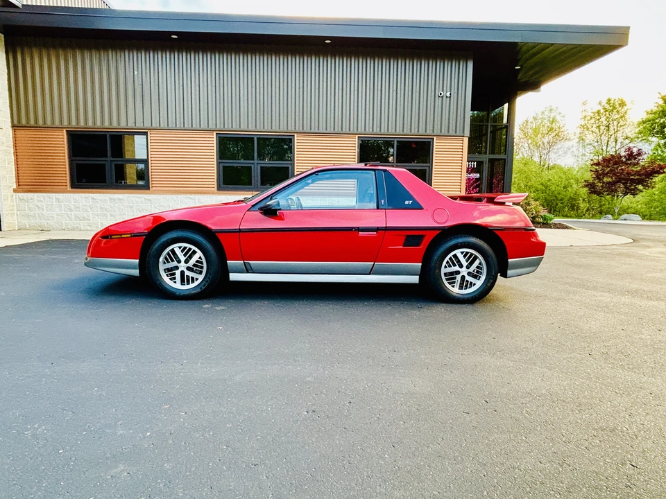 1985 Pontiac Fiero GT - Image 9 of 31