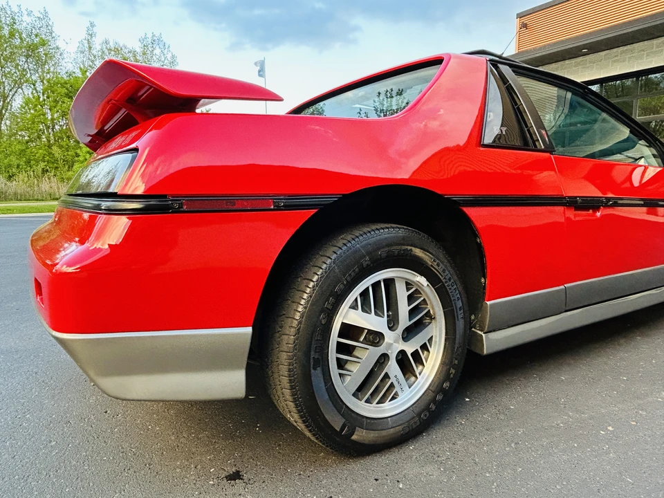1985 Pontiac Fiero GT - Image 24 of 31