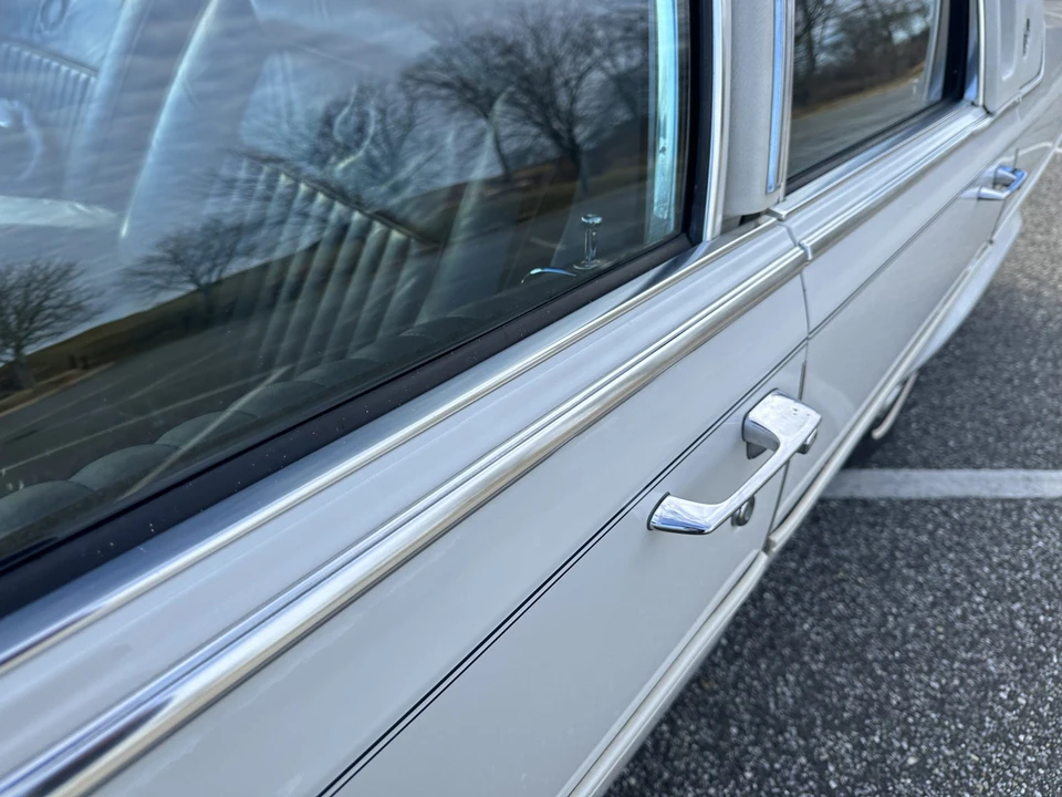 1988 Cadillac Brougham - Image 12 of 31
