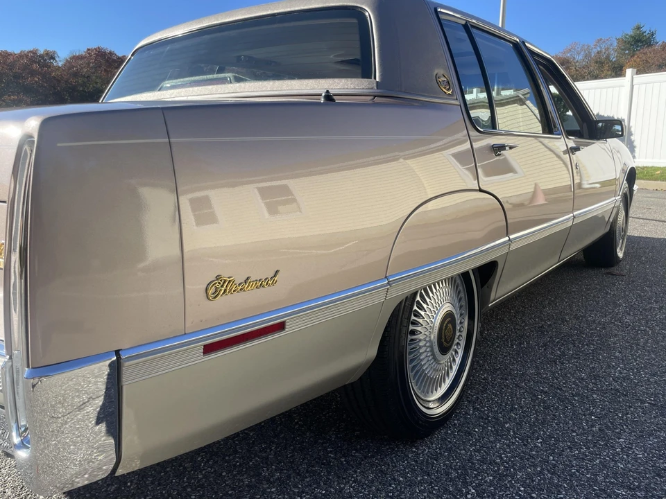 1990 Cadillac Fleetwood - Image 15 of 31