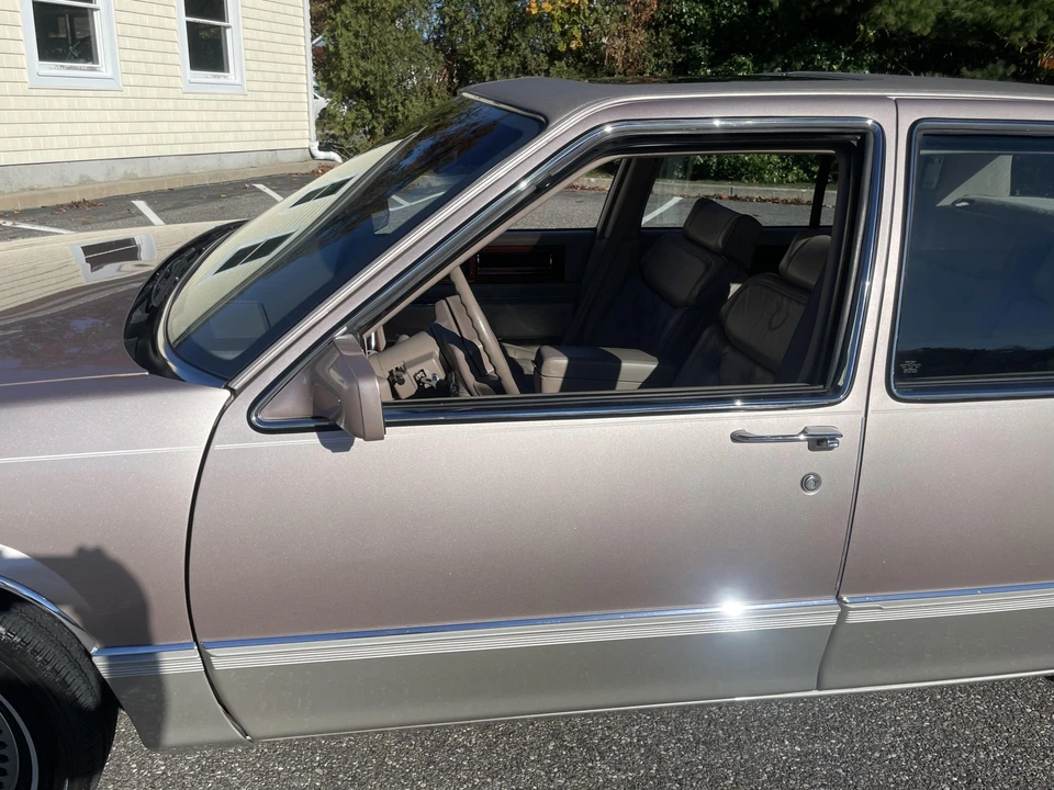 1990 Cadillac Fleetwood - Image 17 of 31
