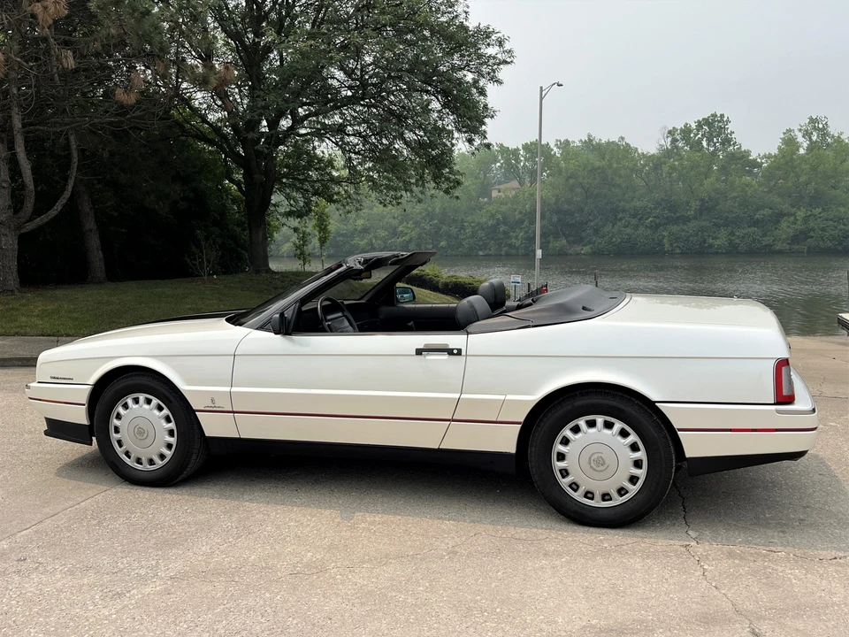 1993 Cadillac Allante - Image 26 of 31