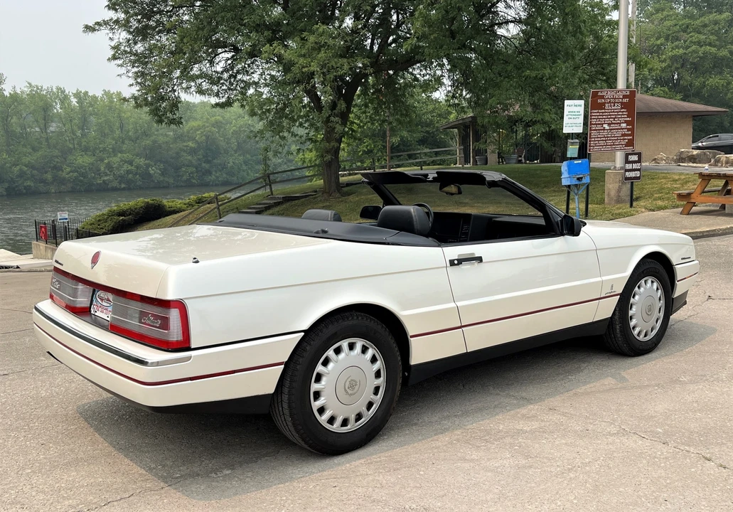 1993 Cadillac Allante - Image 16 of 31