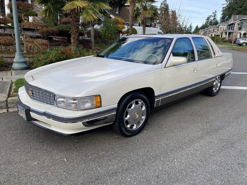 1996 Cadillac DeVille 7th Gen - Image 2 of 31
