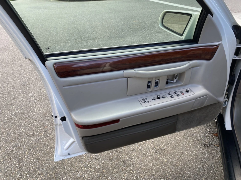 1996 Cadillac DeVille 7th Gen - Image 20 of 31