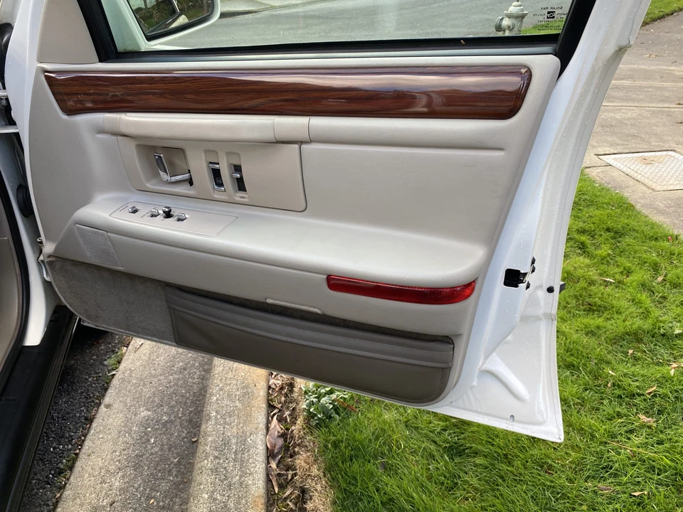 1996 Cadillac DeVille 7th Gen - Image 24 of 31