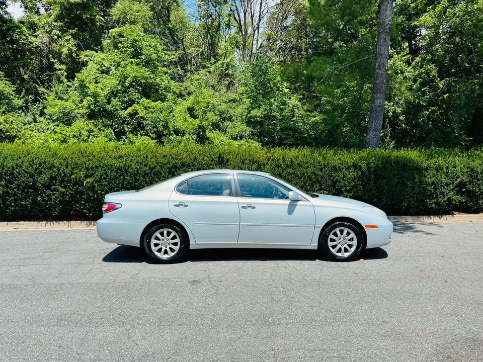 2004 Lexus ES 4th Gen - Image 25 of 31