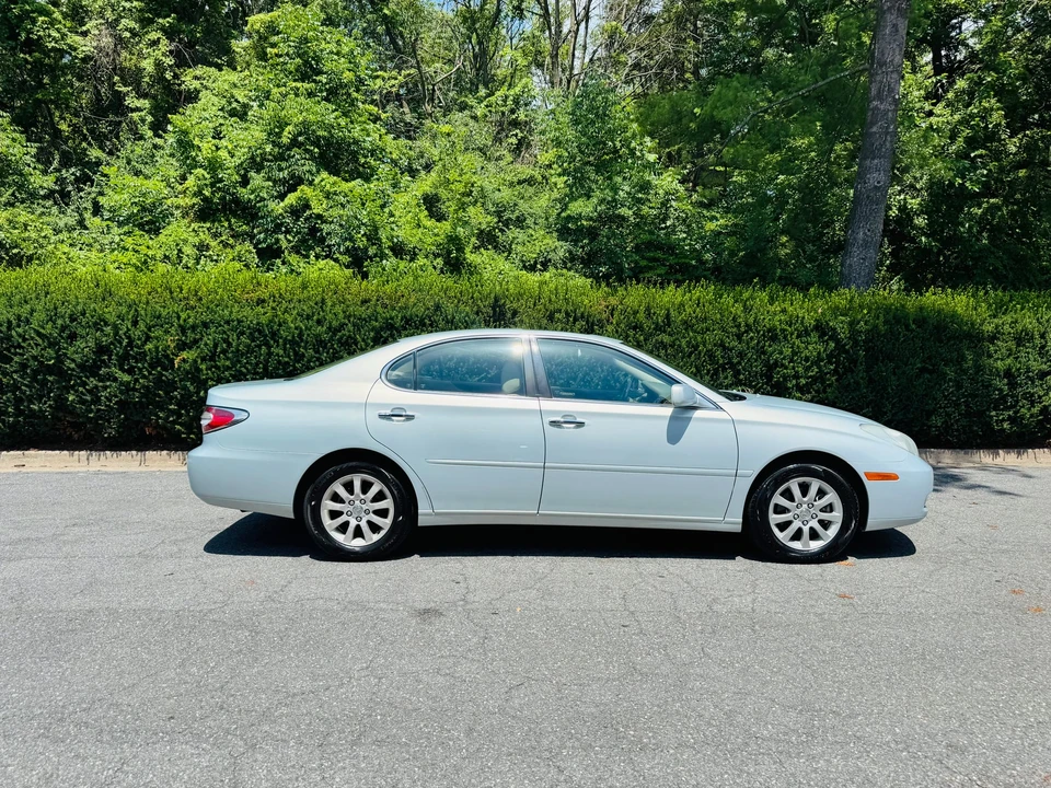 2004 Lexus ES 4th Gen - Image 24 of 31
