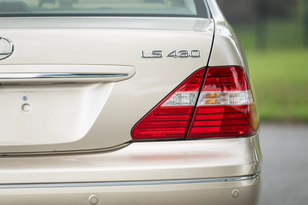 2005 Lexus LS 3rd Gen - Image 19 of 31