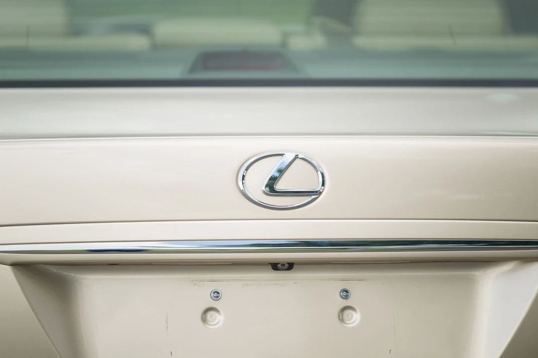 2005 Lexus LS 3rd Gen - Image 14 of 31