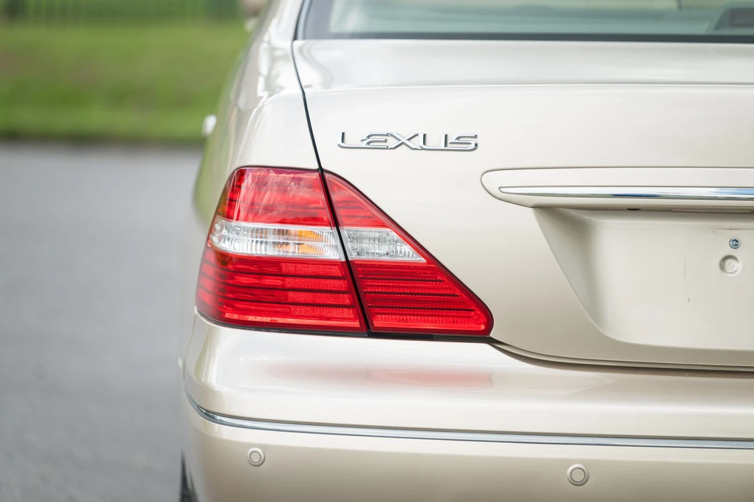 2005 Lexus LS 3rd Gen - Image 18 of 31