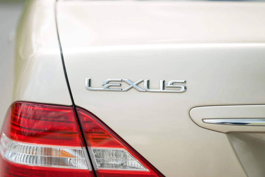2005 Lexus LS 3rd Gen - Image 17 of 31
