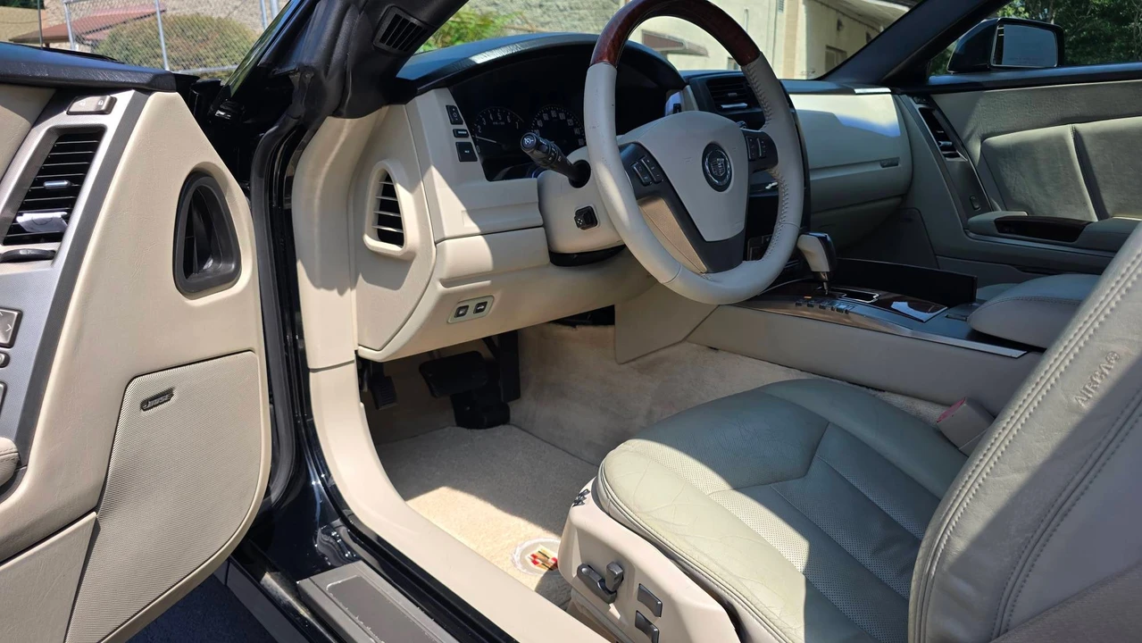 2006 Cadillac XLR - Image 22 of 31
