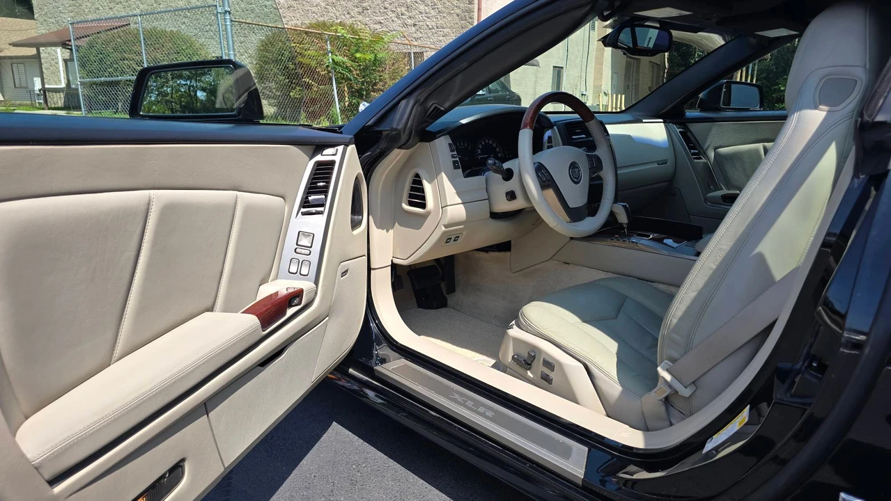 2006 Cadillac XLR - Image 21 of 31