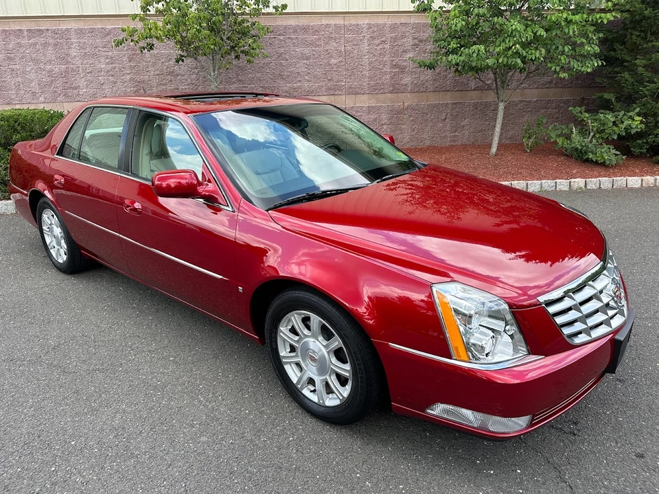 2008 Cadillac DTS - Image 2 of 31